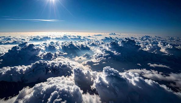 雲海に差し込む朝日の光の写真