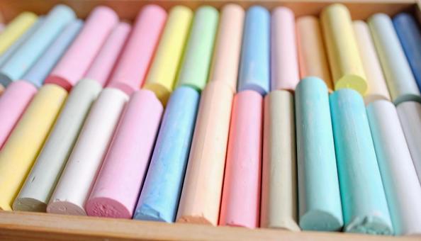 並べられたパステルカラーのチョーク 並べられたパステルカラーのチョークの写真