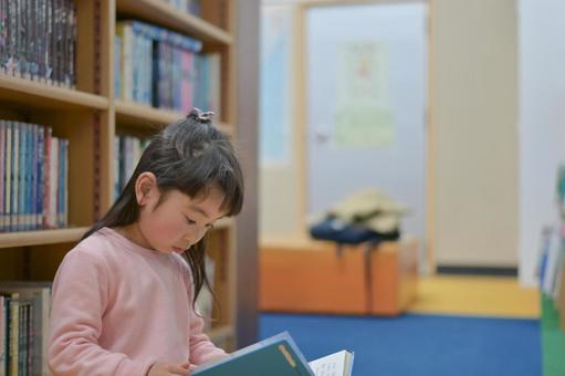 図書館で読書する女の子１ 読書,図書館,図書室の写真素材