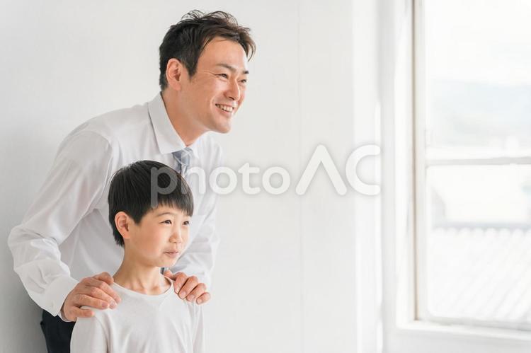 小学生の男の子とスーツ姿の男性（父親） 家庭教師,先生,塾の写真素材