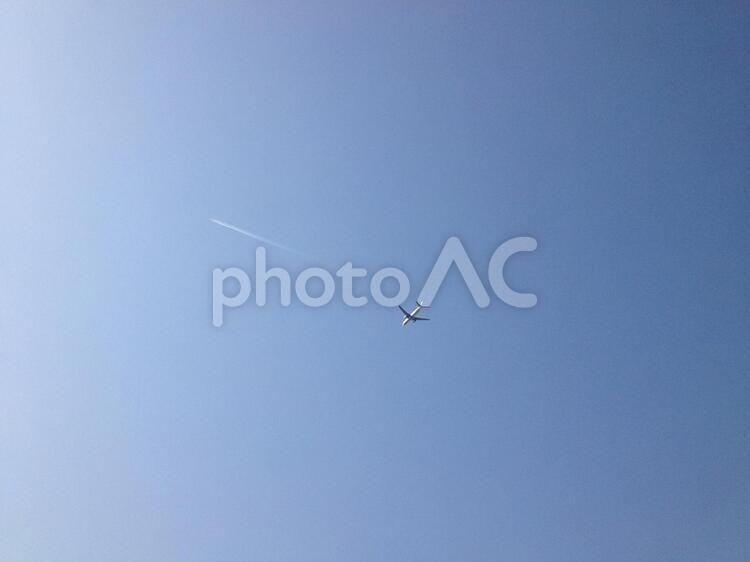 空と飛行機と飛行機雲 飛行機雲,飛行機,フライトの写真素材