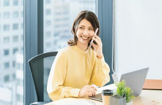 スマホで話す笑顔の女性・ビジネスウーマン スマホで話す笑顔の女性・ビジネスウーマン 女性,スマホ,スマートフォンの写真素材