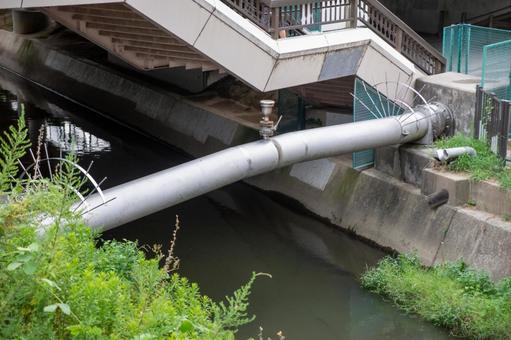河川を横断する送水用の水道管 水道管,パイプ,川の写真素材