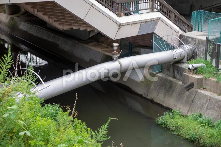 河川を横断する送水用の水道管 水道管,パイプ,川の写真素材