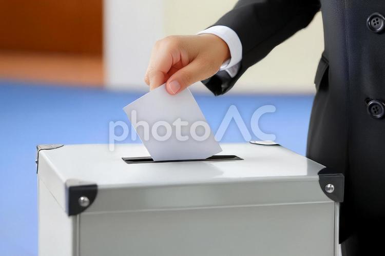 投票するスーツの男性 投票,選挙,投票箱の写真素材