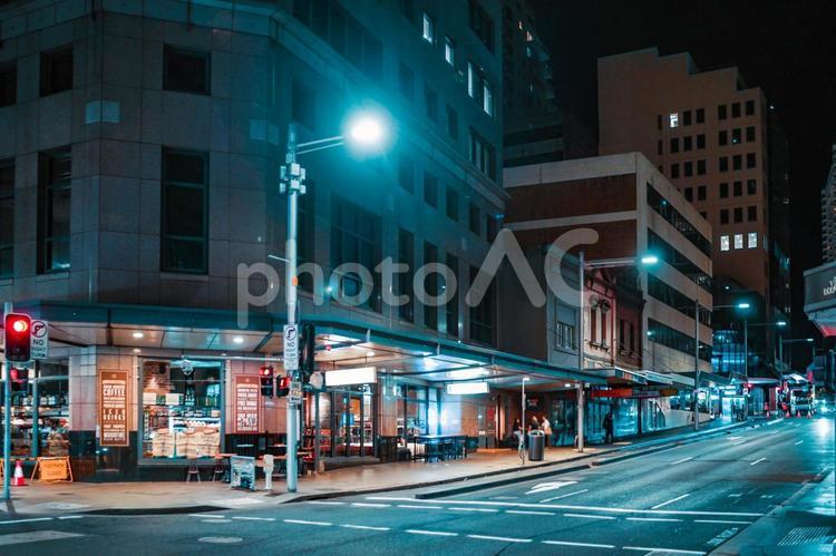 夜の街並みとカフェ 夜景,街並み,カフェの写真素材