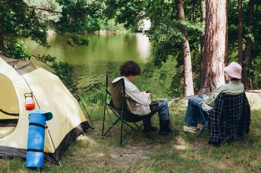 湖畔でリラックスする2人 男女,カップル,デートの写真素材