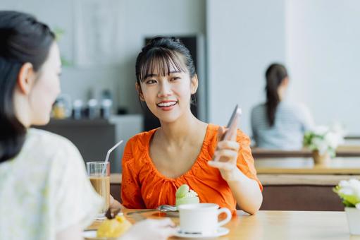カフェでくつろぐ若い女性 カフェでくつろぐ若い女性 カフェ,スマートフォン,女性の写真素材