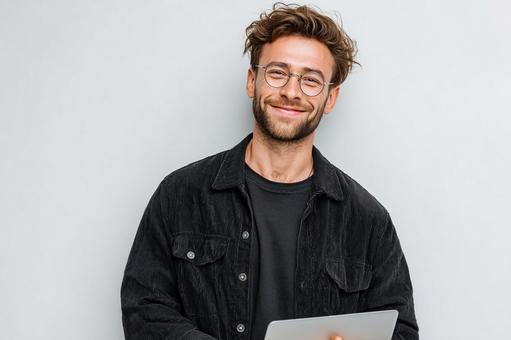こちらに向かって微笑む男性 こちらに向かって微笑む男性の写真