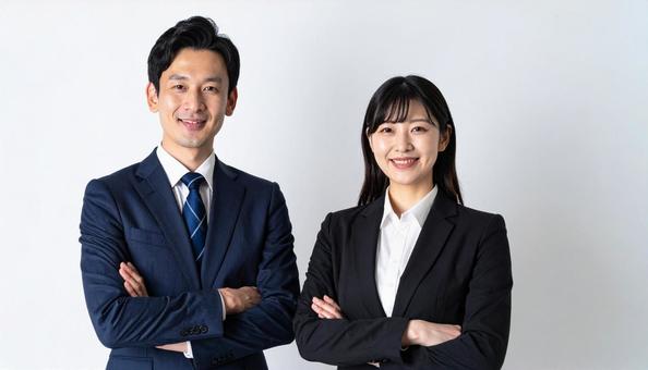 自信に満ち腕組みをするビジネスマン 自信に満ち腕組みをするビジネスマンの写真