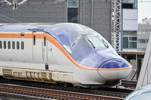 ホームに入線してくる山形新幹線E8系 山形新幹線,新幹線,e8系の写真素材