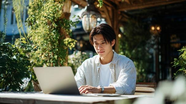 ノマドワーカーの男性6 ノマドワーカーの男性6の写真