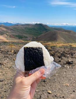 旭岳山頂で食べるおにぎり 旭岳山頂で食べるおにぎり 旭岳,山頂,おにぎりの写真素材