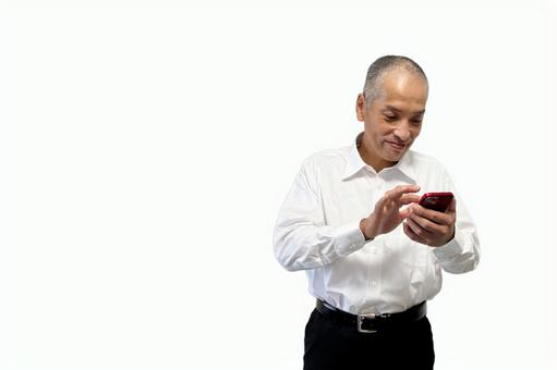 スマホを操作する笑顔の中年男性 スマホを操作する笑顔の中年男性 スマホ,男性,笑顔の写真素材