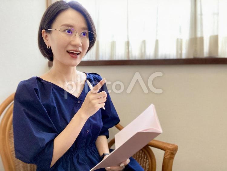 メモをとりながら楽しそうに話をする女性 女性,笑顔,嬉しいの写真素材
