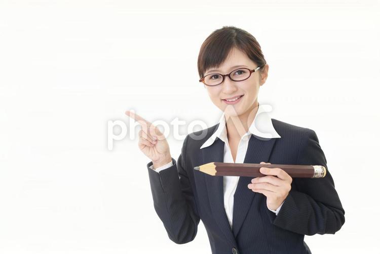 指示する笑顔の女性教師 女性,女,教師の写真素材
