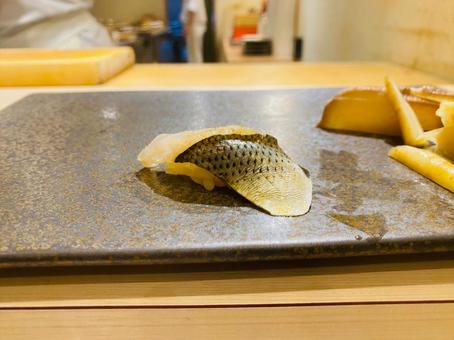 美しい光沢を放つコハダの握り 美しい光沢を放つコハダの握り 寿司,鮨,握りの写真素材