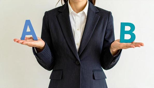 選択肢を提示する女性 選択肢を提示する女性の写真