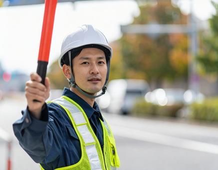 交通誘導をする男性の写真