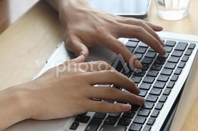 パソコン作業中の男性の手元 ビジネス,男性,パソコンの写真素材