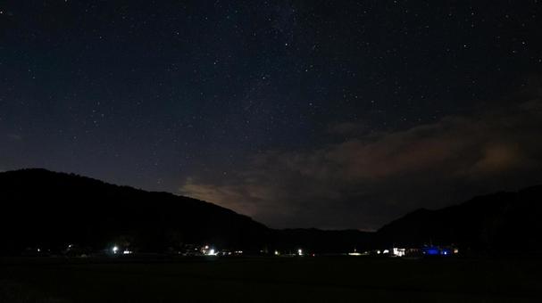 はくちょう座が見守る小さな街の夜 はくちょう座が見守る小さな街の夜の写真
