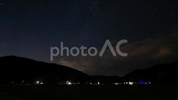 はくちょう座が見守る小さな街の夜 はくちょう座,星座,星の写真素材