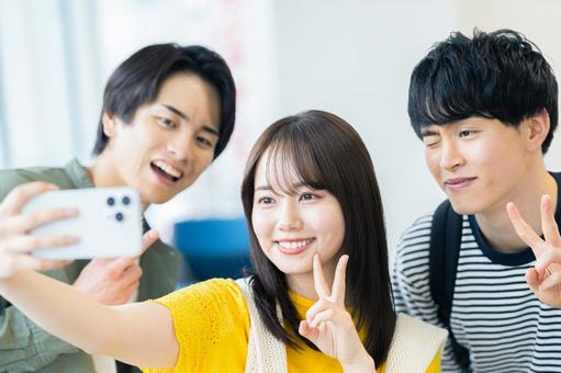 自撮りする学生 スマホ,大学生,教室の写真素材