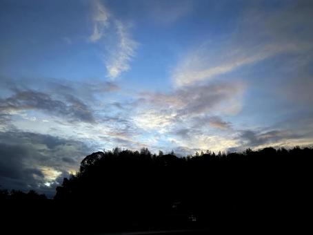 秋の夕暮れ 空,山,マジックアワーの写真素材