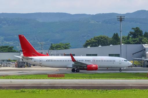 光を浴びて上昇中 飛行機,航空機,旅客機の写真素材