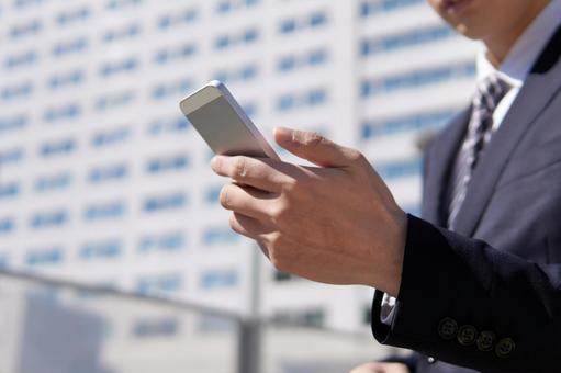 Japanese male businessman operating a smartphone, व्यवसायी, आदमी, स्मार्टफोन, JPG