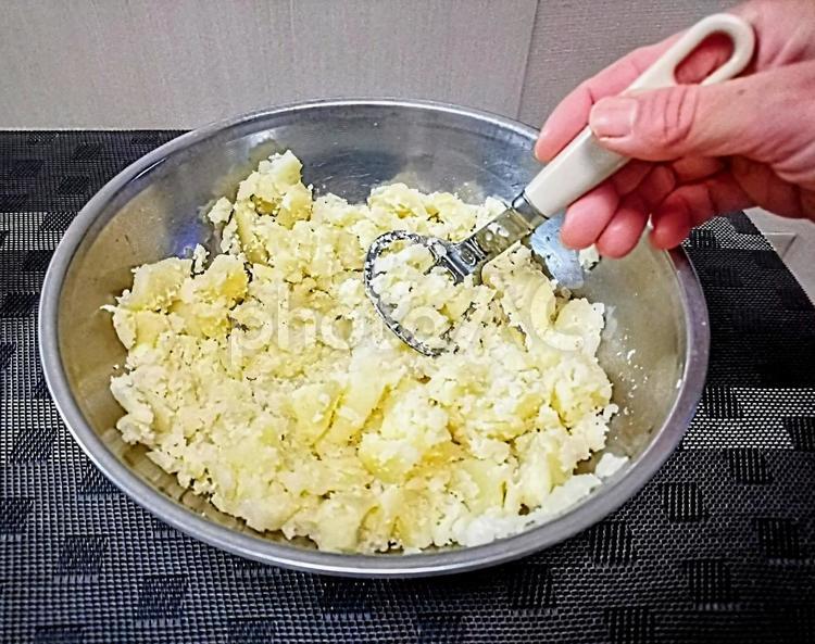 マッシャーでじゃがいもをつぶす じゃがいも,イモ類,でんぷんの写真素材