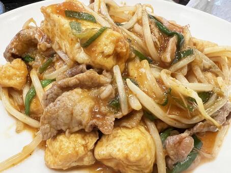 美味しそうな揚げ出し豆腐を使った麻婆豆腐 揚げ出し豆腐,揚げさん,もやしの写真素材