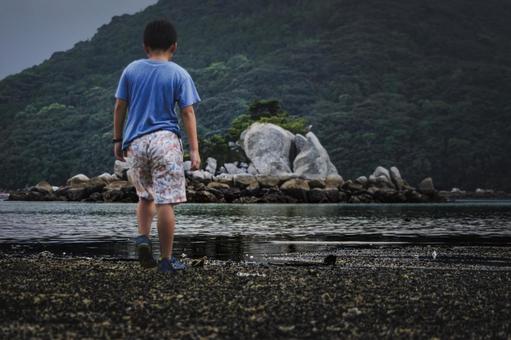 <素材>夏休み海辺を散策して遊ぶ男の子 <素材>夏休み海辺を散策して遊ぶ男の子の写真