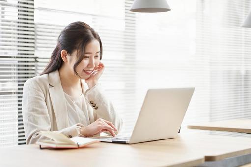 Asian woman surfing the net, mulher, uma mulher de negócios, pc notebook, JPG