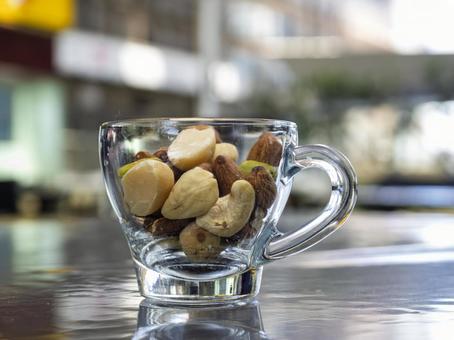 カフェのミックスナッツと午後のひととき カフェのミックスナッツと午後のひととき ミックスナッツ,ナッツ,アーモンドの写真素材