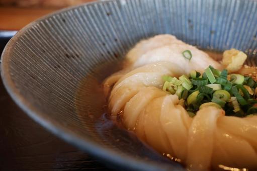 さぬきうどん店の平打ち麺の渦巻きぶっかけ さぬきうどん店の平打ち麺の渦巻きぶっかけ ぶっかけ,うどん,渦巻きの写真素材