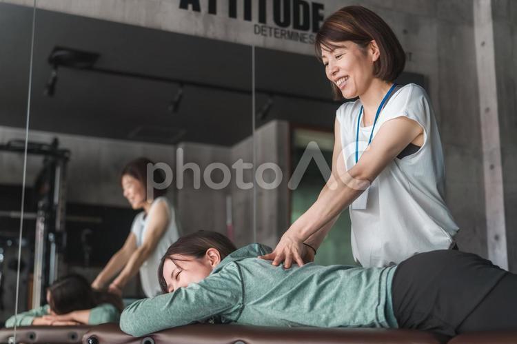 スポーツ整体・メディカルトレーナーの女性 メディカルトレーナー,スポーツ整体,柔道整復師の写真素材