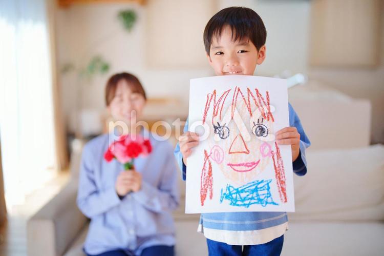 母の日の似顔絵を描いてみせる男の子 親子,女性,母の写真素材