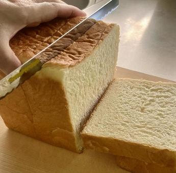 食パンをカットする 食パンをカットするの写真