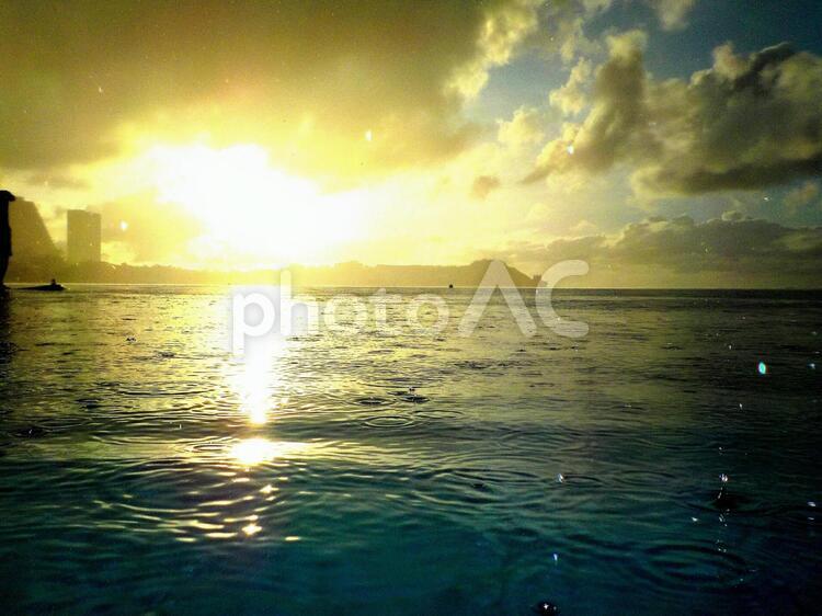 グアム　夕日　雨４ グアム,海,雨粒の写真素材