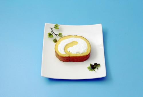 クリームロールケーキの一切れ クリームロールケーキの一切れ ロールケーキ,ケーキ,デザートの写真素材