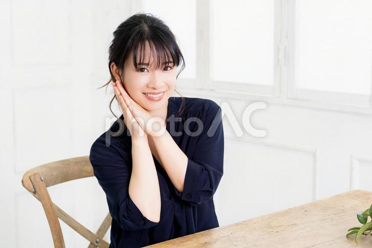 お願いのジェスチャーをする若い女性 女性,ビジネス,お願いの写真素材