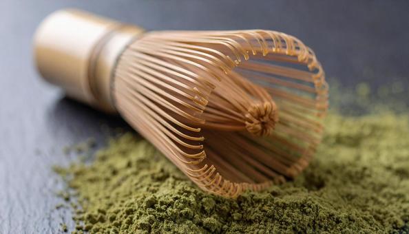 抹茶と茶せんの写真