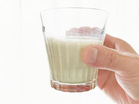 青汁入り豆乳 青汁入り豆乳 青汁,豆乳,飲み物の写真素材