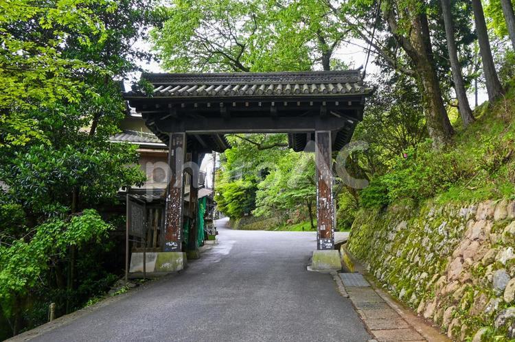 奈良・吉野 吉野山への総門「黒門」 新緑,参道,金峯山寺黒門の写真素材