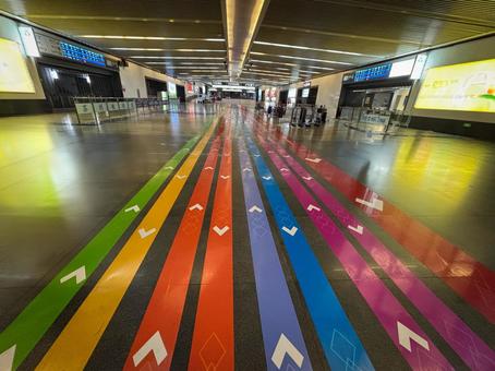 Photo, guidance line, color-coded guide, in the station premises, 