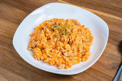 白い皿に盛られたチキンライス チキンライス,ケチャップライス,鶏肉の写真素材