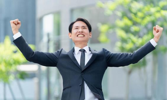 ガッツポーズをする元気な男性ビジネスマン 男性,ガッツポーズ,嬉しいの写真素材