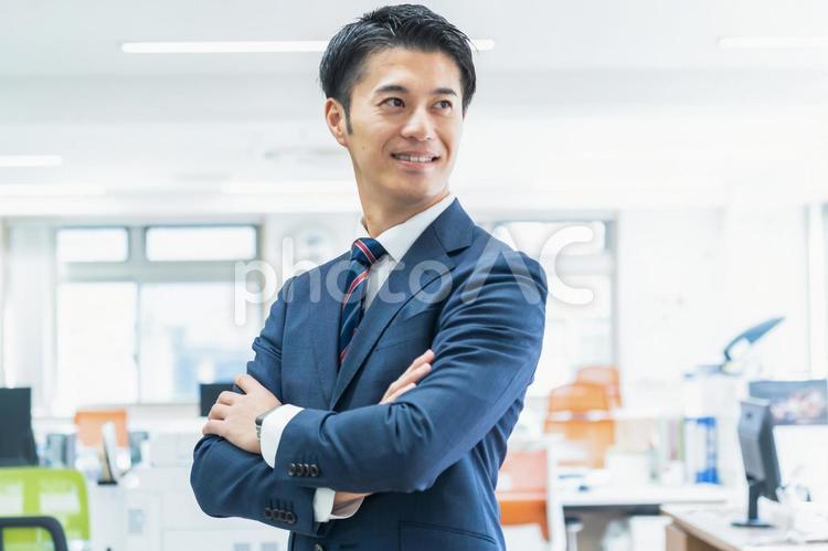 腕組をする爽やかなサラリーマン キャリア,ビジネス,ビジネスマンの写真素材