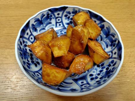 家庭で作った大学芋の盛り付け写真 大学芋,手作り,家庭料理の写真素材